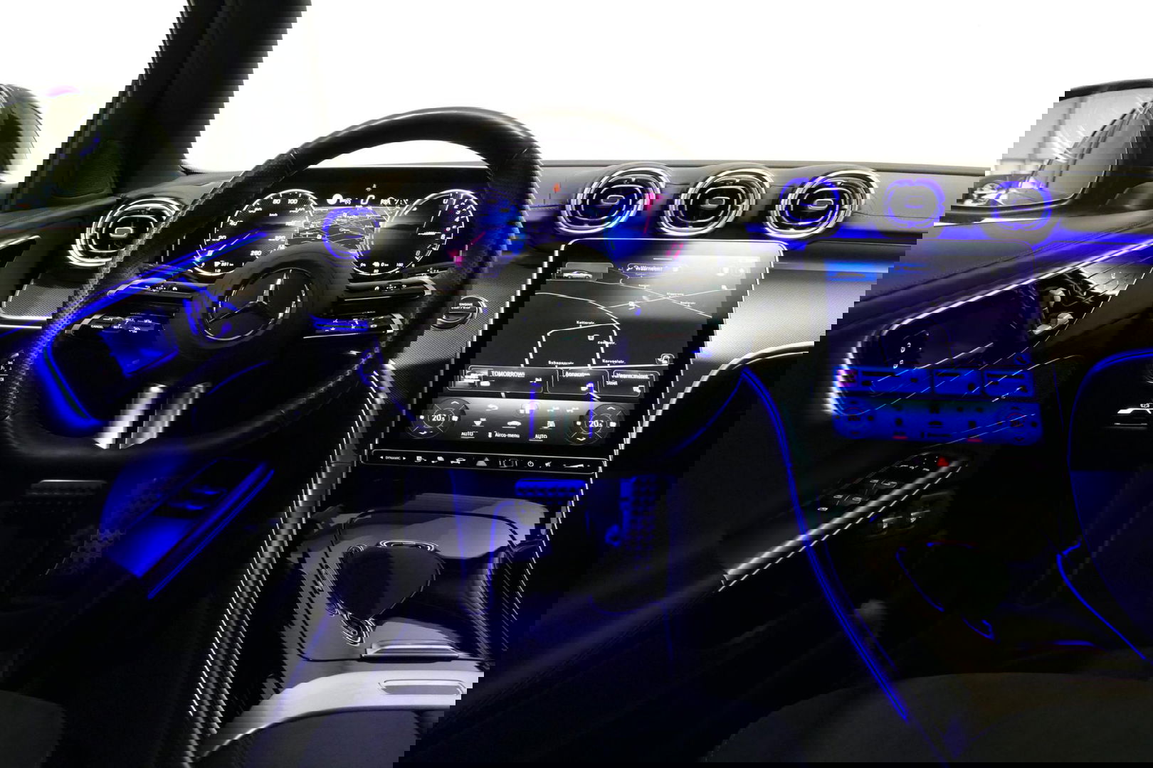 Mercedes-Benz C-Klasse 300 e AMG Line / C63 AMG Diffuser / Panamericana Grille / Panoramadak / Elektr. verstelbare voorstoelen + memory / Digital Laser Light / Ambienteverlichting Plus / Keyless / Apple Carplay - Android Auto / Stoelverwarming / HUD / Stuurwielverwarming / Acht