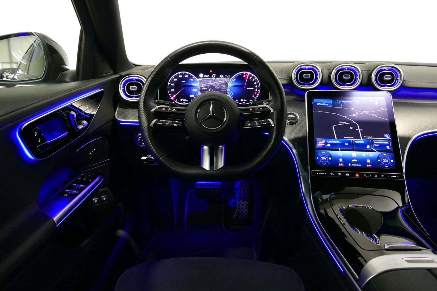 Mercedes-Benz C-Klasse 300 e AMG Line / C63 AMG Diffuser / Panamericana Grille / Panoramadak / Elektr. verstelbare voorstoelen + memory / Digital Laser Light / Ambienteverlichting Plus / Keyless / Apple Carplay - Android Auto / Stoelverwarming / HUD / Stuurwielverwarming / Acht