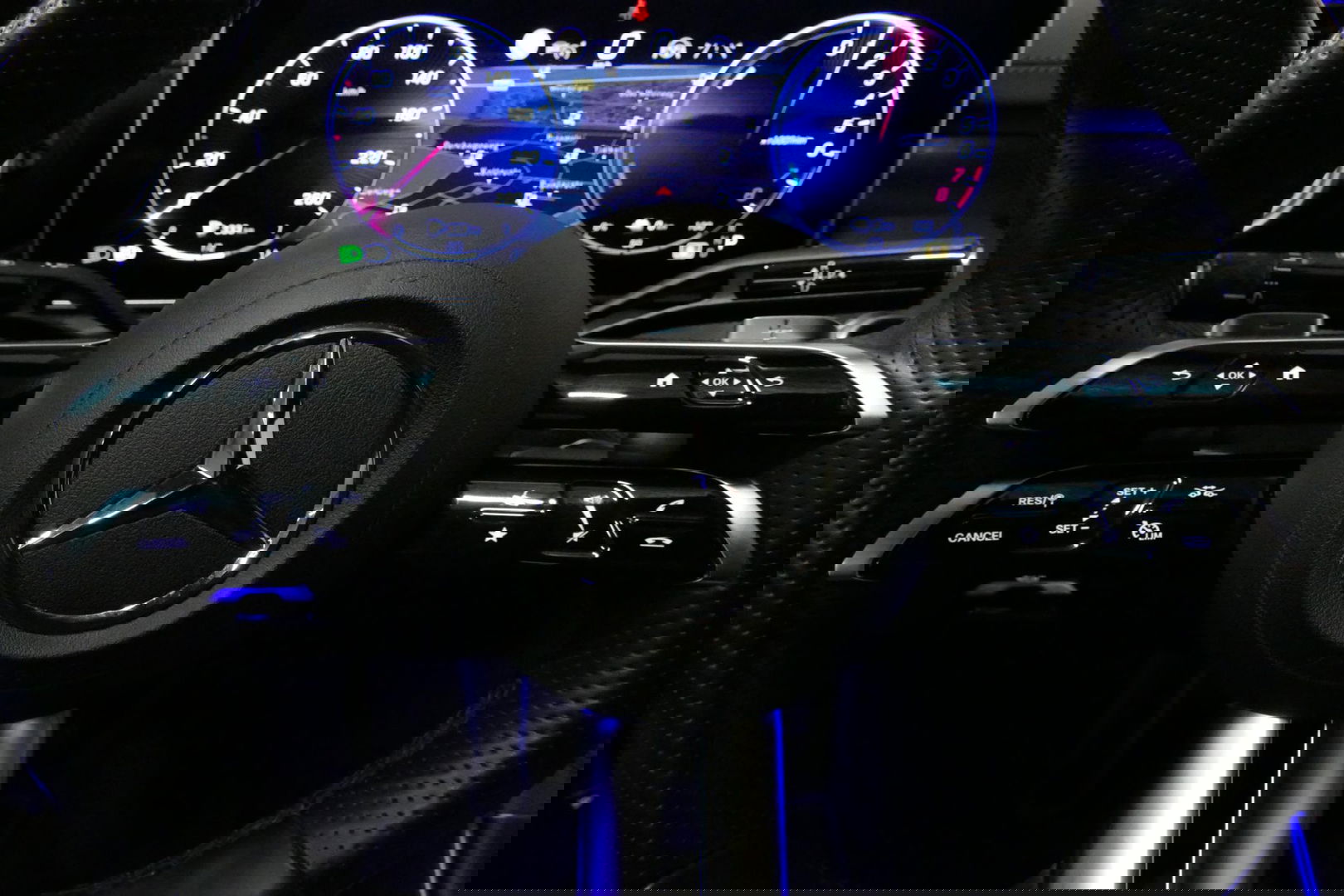 Mercedes-Benz C-Klasse 300 e AMG Line / C63 AMG Diffuser / Panamericana Grille / Panoramadak / Elektr. verstelbare voorstoelen + memory / Digital Laser Light / Ambienteverlichting Plus / Keyless / Apple Carplay - Android Auto / Stoelverwarming / HUD / Stuurwielverwarming / Acht