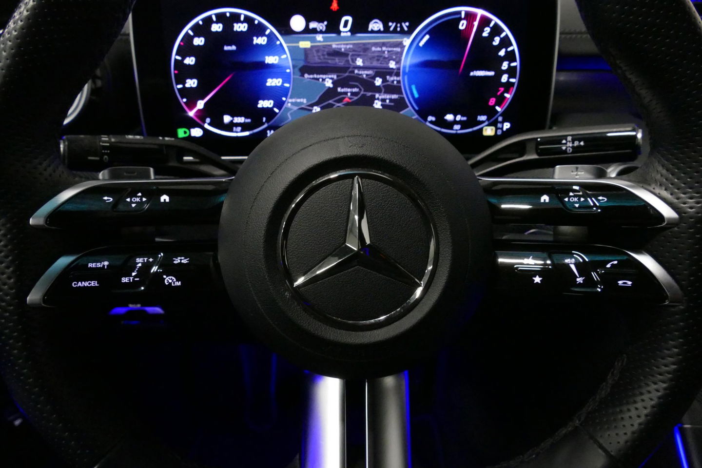 Mercedes-Benz C-Klasse 300 e AMG Line / C63 AMG Diffuser / Panamericana Grille / Panoramadak / Elektr. verstelbare voorstoelen + memory / Digital Laser Light / Ambienteverlichting Plus / Keyless / Apple Carplay - Android Auto / Stoelverwarming / HUD / Stuurwielverwarming / Acht