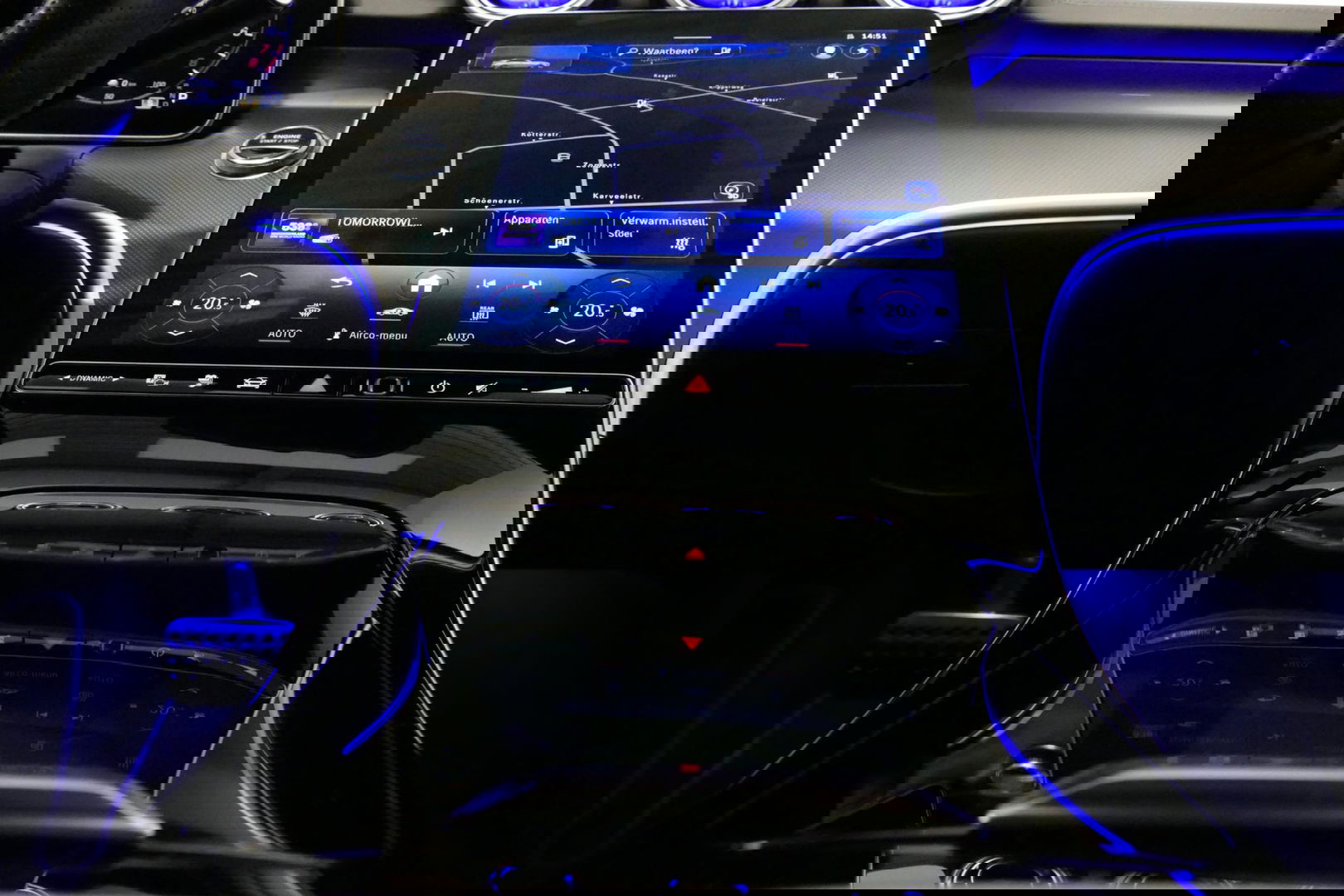 Mercedes-Benz C-Klasse 300 e AMG Line / C63 AMG Diffuser / Panamericana Grille / Panoramadak / Elektr. verstelbare voorstoelen + memory / Digital Laser Light / Ambienteverlichting Plus / Keyless / Apple Carplay - Android Auto / Stoelverwarming / HUD / Stuurwielverwarming / Acht