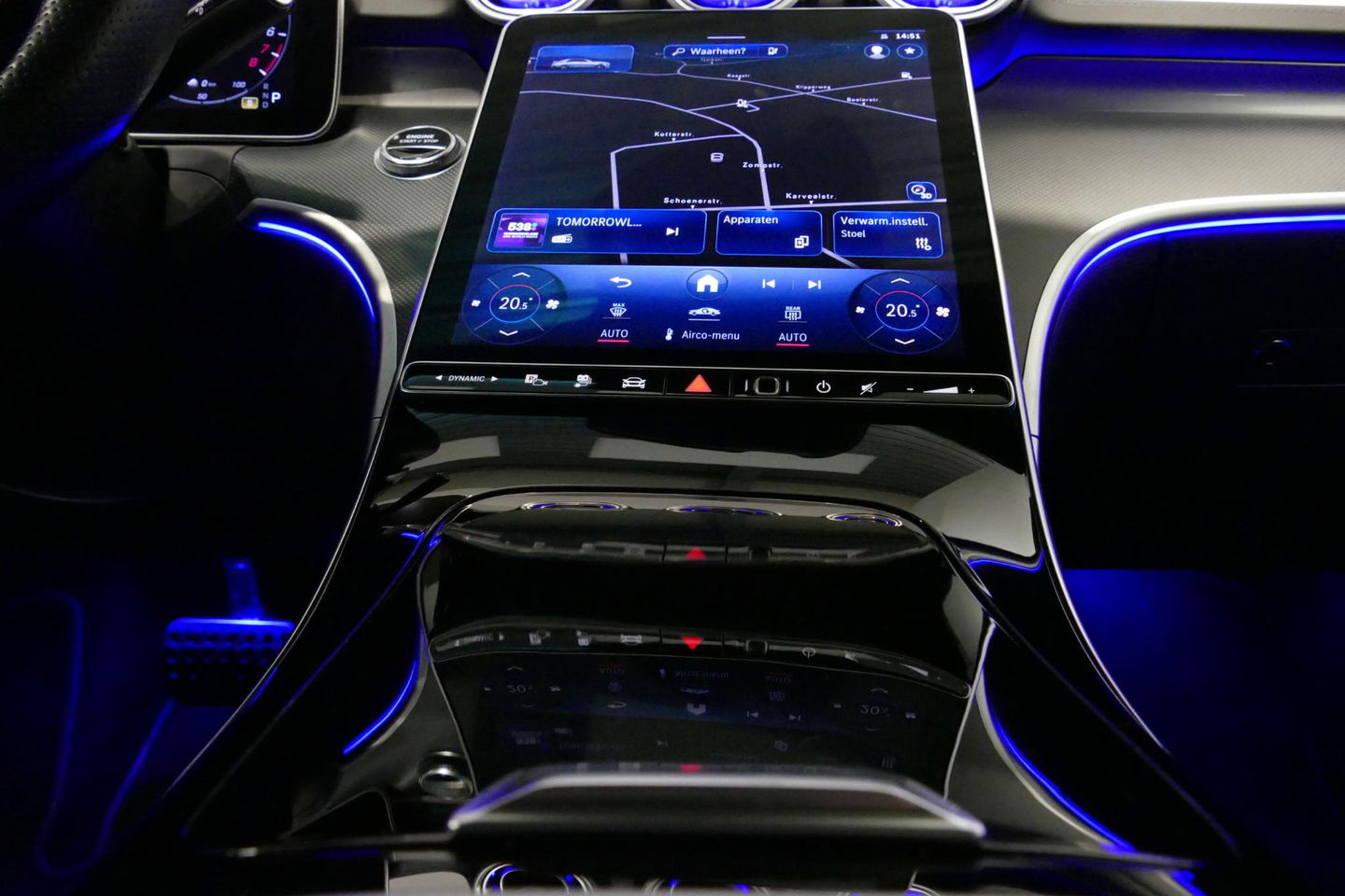 Mercedes-Benz C-Klasse 300 e AMG Line / C63 AMG Diffuser / Panamericana Grille / Panoramadak / Elektr. verstelbare voorstoelen + memory / Digital Laser Light / Ambienteverlichting Plus / Keyless / Apple Carplay - Android Auto / Stoelverwarming / HUD / Stuurwielverwarming / Acht