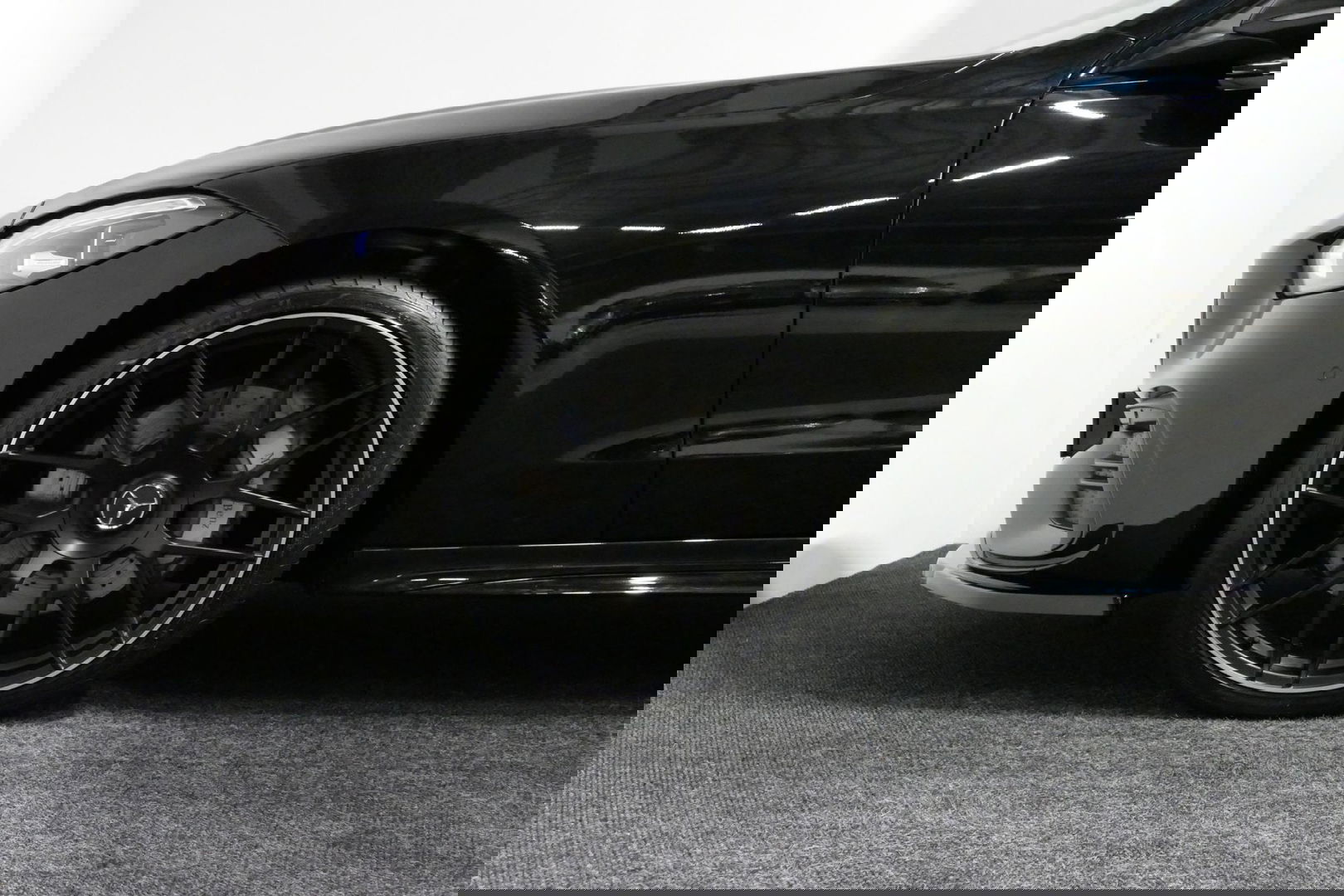 Mercedes-Benz C-Klasse 300 e AMG Line / C63 AMG Diffuser / Panamericana Grille / Panoramadak / Elektr. verstelbare voorstoelen + memory / Digital Laser Light / Ambienteverlichting Plus / Keyless / Apple Carplay - Android Auto / Stoelverwarming / HUD / Stuurwielverwarming / Acht