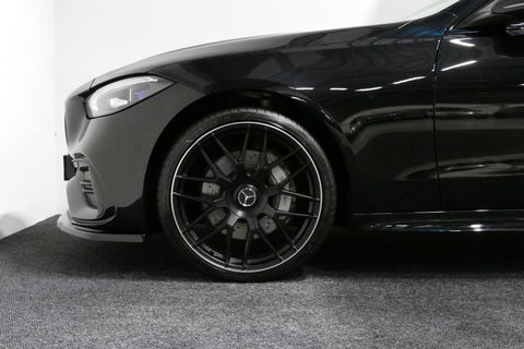 Mercedes-Benz C-Klasse 300 e AMG Line / C63 AMG Diffuser / Panamericana Grille / Panoramadak / Elektr. verstelbare voorstoelen + memory / Digital Laser Light / Ambienteverlichting Plus / Keyless / Apple Carplay - Android Auto / Stoelverwarming / HUD / Stuurwielverwarming / Acht