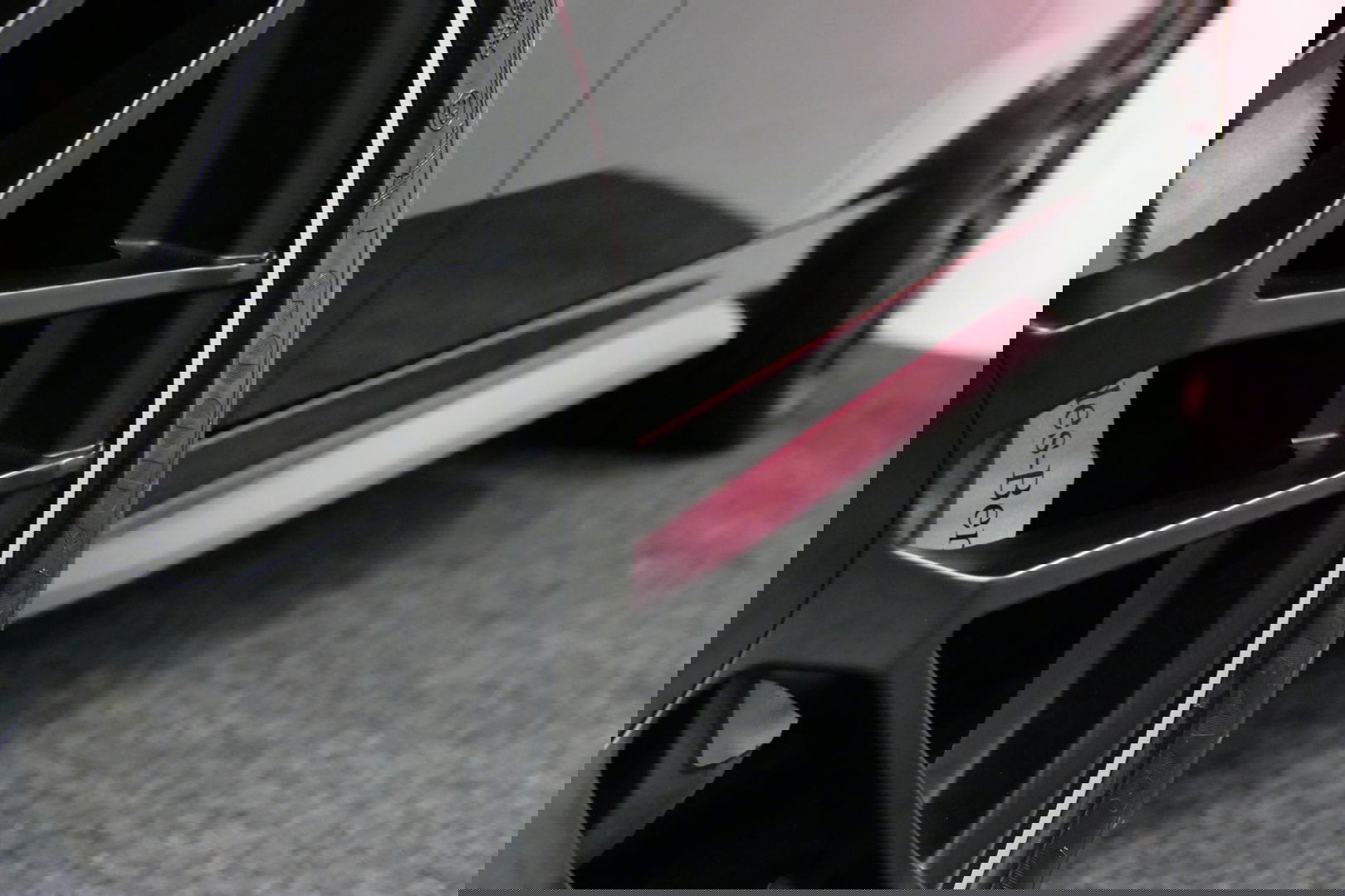 Mercedes-Benz C-Klasse 300 e AMG Line / C63 AMG Diffuser / Panamericana Grille / Panoramadak / Elektr. verstelbare voorstoelen + memory / Digital Laser Light / Ambienteverlichting Plus / Keyless / Apple Carplay - Android Auto / Stoelverwarming / HUD / Stuurwielverwarming / Acht