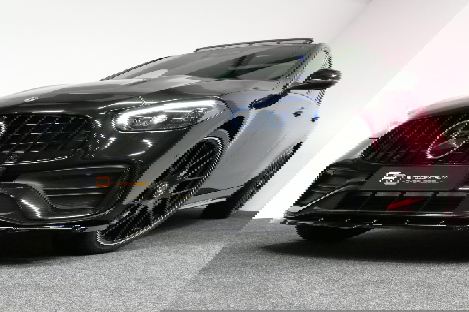 Mercedes-Benz C-Klasse 300 e AMG Line / C63 AMG Diffuser / Panamericana Grille / Panoramadak / Elektr. verstelbare voorstoelen + memory / Digital Laser Light / Ambienteverlichting Plus / Keyless / Apple Carplay - Android Auto / Stoelverwarming / HUD / Stuurwielverwarming / Acht