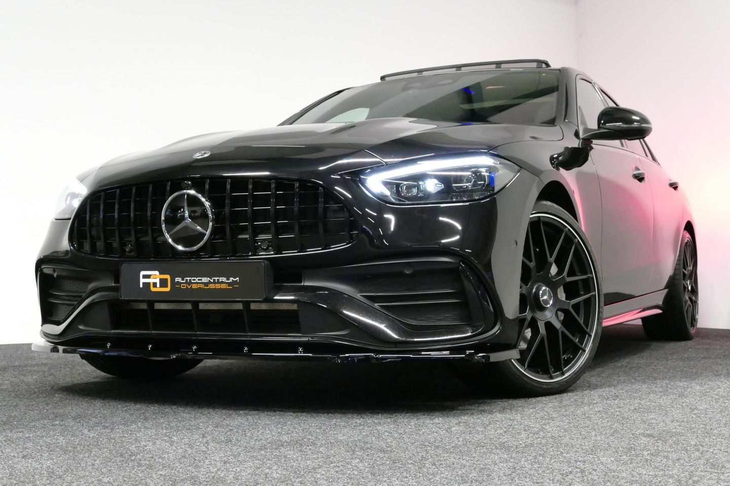 Mercedes-Benz C-Klasse 300 e AMG Line / C63 AMG Diffuser / Panamericana Grille / Panoramadak / Elektr. verstelbare voorstoelen + memory / Digital Laser Light / Ambienteverlichting Plus / Keyless / Apple Carplay - Android Auto / Stoelverwarming / HUD / Stuurwielverwarming / Acht