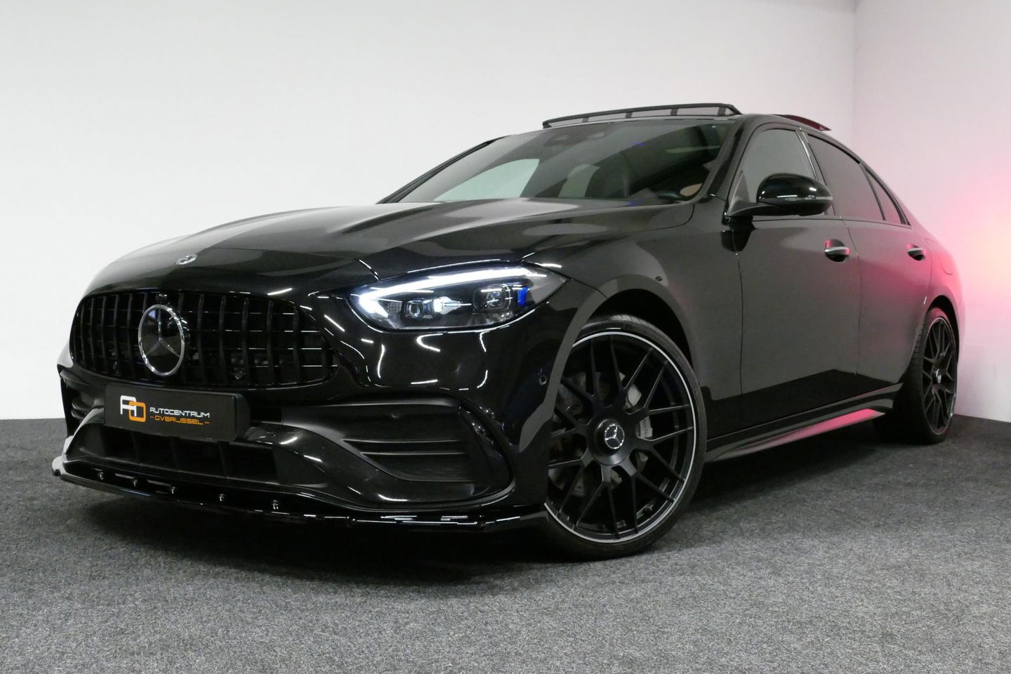 Mercedes-Benz C-Klasse 300 e AMG Line / C63 AMG Diffuser / Panamericana Grille / Panoramadak / Elektr. verstelbare voorstoelen + memory / Digital Laser Light / Ambienteverlichting Plus / Keyless / Apple Carplay - Android Auto / Stoelverwarming / HUD / Stuurwielverwarming / Acht