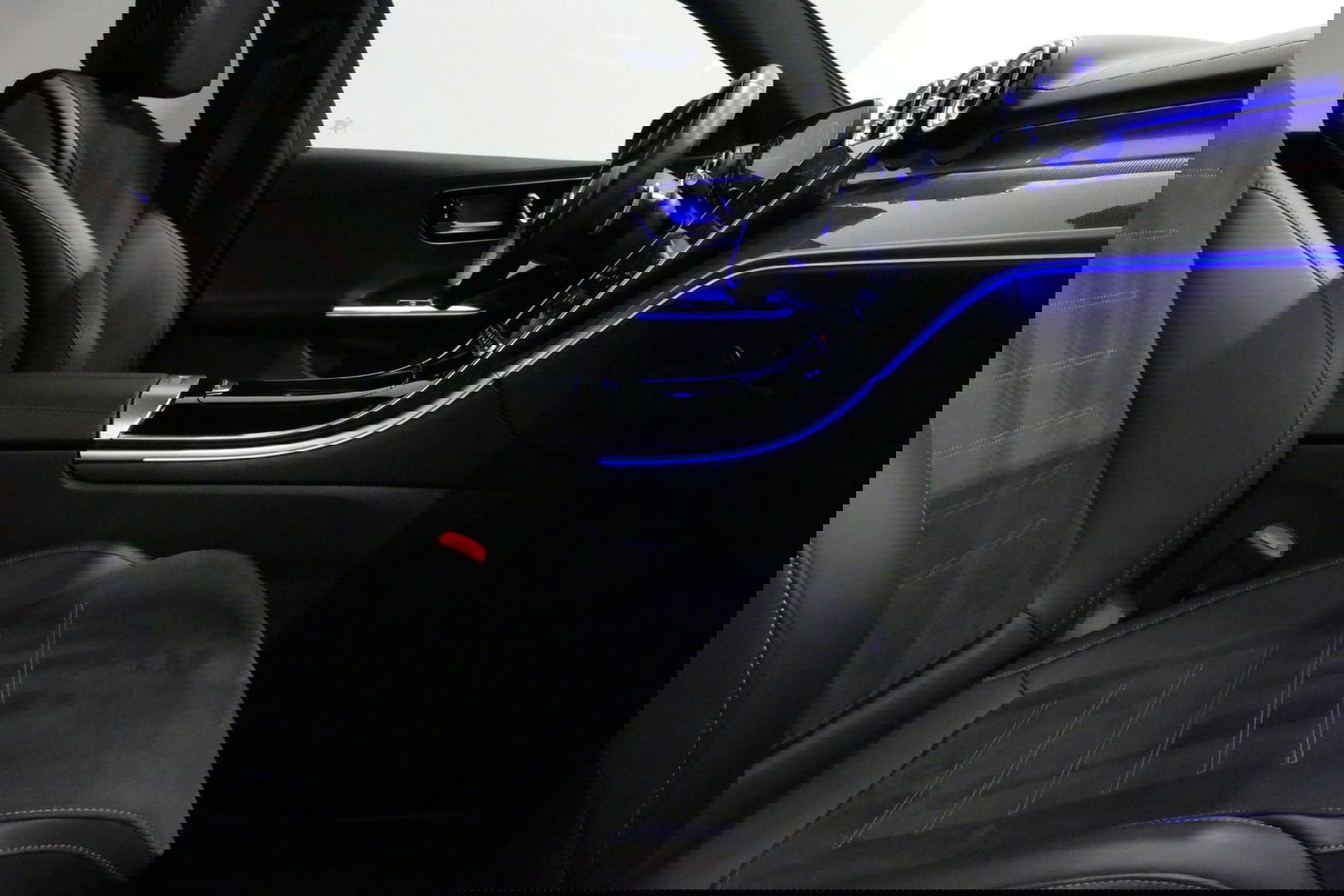 Mercedes-Benz C-Klasse 300 e AMG Line / C63 AMG Diffuser / Panamericana Grille / Panoramadak / Elektr. verstelbare voorstoelen + memory / Digital Laser Light / Ambienteverlichting Plus / Keyless / Apple Carplay - Android Auto / Stoelverwarming / HUD / Stuurwielverwarming / Acht