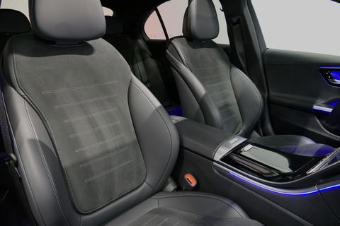 Mercedes-Benz C-Klasse 300 e AMG Line / C63 AMG Diffuser / Panamericana Grille / Panoramadak / Elektr. verstelbare voorstoelen + memory / Digital Laser Light / Ambienteverlichting Plus / Keyless / Apple Carplay - Android Auto / Stoelverwarming / HUD / Stuurwielverwarming / Acht