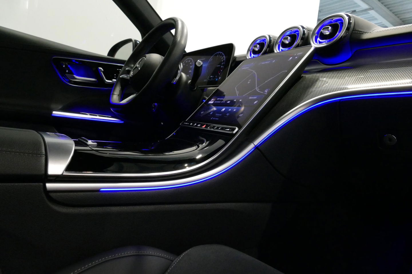 Mercedes-Benz C-Klasse 300 e AMG Line / C63 AMG Diffuser / Panamericana Grille / Panoramadak / Elektr. verstelbare voorstoelen + memory / Digital Laser Light / Ambienteverlichting Plus / Keyless / Apple Carplay - Android Auto / Stoelverwarming / HUD / Stuurwielverwarming / Acht