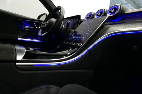 Mercedes-Benz C-Klasse 300 e AMG Line / C63 AMG Diffuser / Panamericana Grille / Panoramadak / Elektr. verstelbare voorstoelen + memory / Digital Laser Light / Ambienteverlichting Plus / Keyless / Apple Carplay - Android Auto / Stoelverwarming / HUD / Stuurwielverwarming / Acht