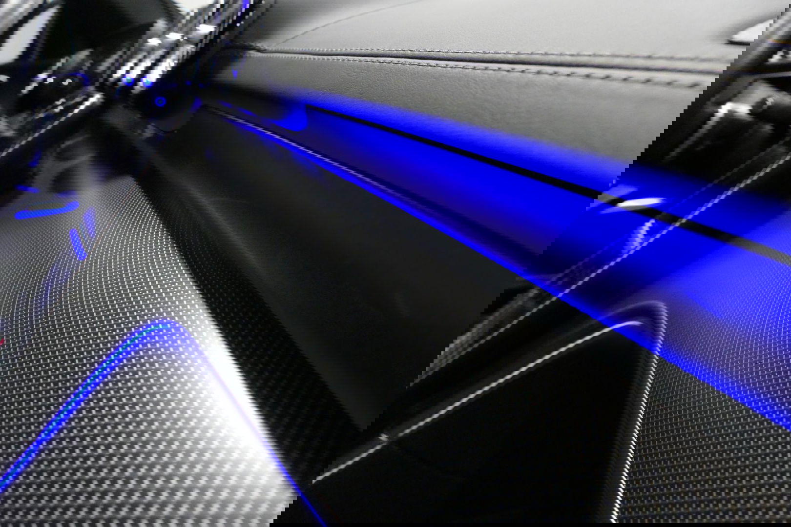 Mercedes-Benz C-Klasse 300 e AMG Line / C63 AMG Diffuser / Panamericana Grille / Panoramadak / Elektr. verstelbare voorstoelen + memory / Digital Laser Light / Ambienteverlichting Plus / Keyless / Apple Carplay - Android Auto / Stoelverwarming / HUD / Stuurwielverwarming / Acht