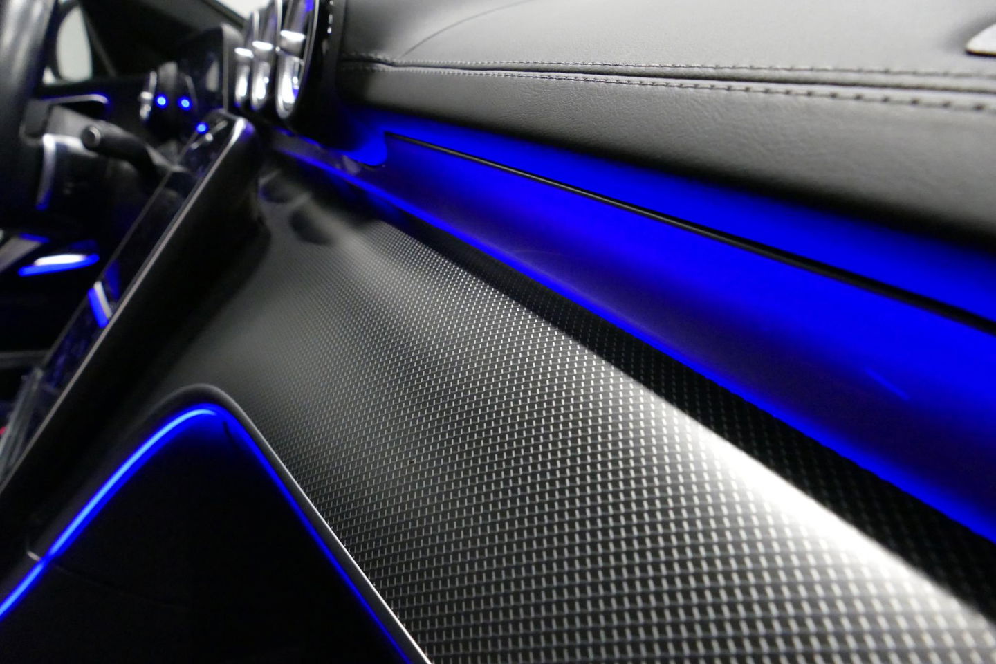 Mercedes-Benz C-Klasse 300 e AMG Line / C63 AMG Diffuser / Panamericana Grille / Panoramadak / Elektr. verstelbare voorstoelen + memory / Digital Laser Light / Ambienteverlichting Plus / Keyless / Apple Carplay - Android Auto / Stoelverwarming / HUD / Stuurwielverwarming / Acht