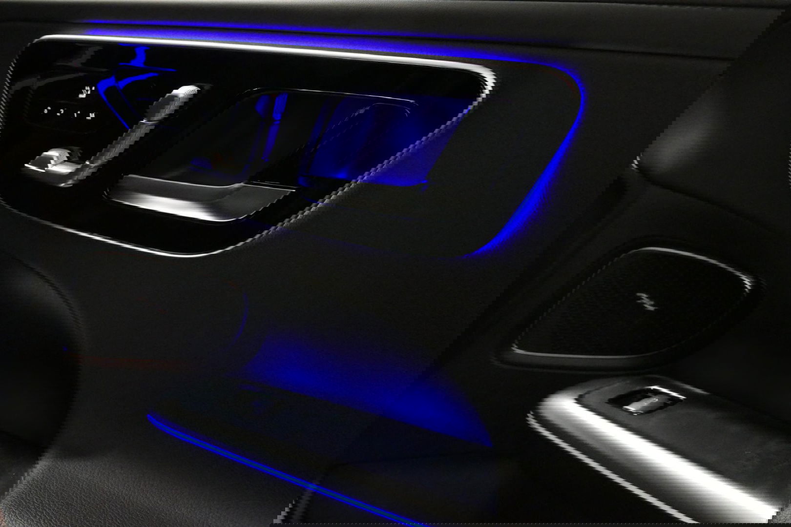 Mercedes-Benz C-Klasse 300 e AMG Line / C63 AMG Diffuser / Panamericana Grille / Panoramadak / Elektr. verstelbare voorstoelen + memory / Digital Laser Light / Ambienteverlichting Plus / Keyless / Apple Carplay - Android Auto / Stoelverwarming / HUD / Stuurwielverwarming / Acht