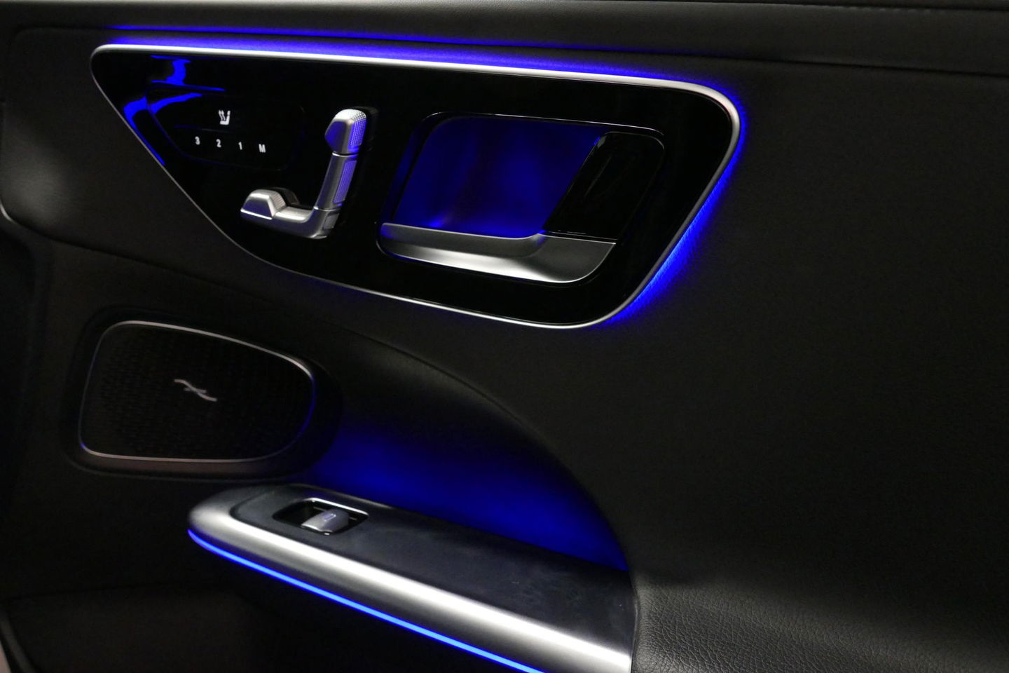 Mercedes-Benz C-Klasse 300 e AMG Line / C63 AMG Diffuser / Panamericana Grille / Panoramadak / Elektr. verstelbare voorstoelen + memory / Digital Laser Light / Ambienteverlichting Plus / Keyless / Apple Carplay - Android Auto / Stoelverwarming / HUD / Stuurwielverwarming / Acht