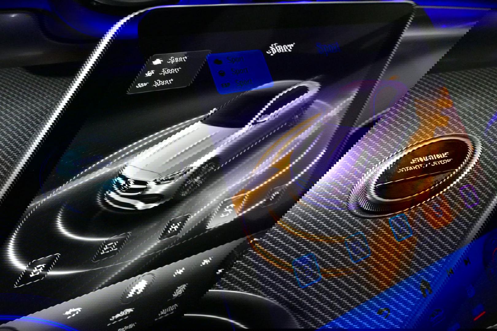 Mercedes-Benz C-Klasse 300 e AMG Line / C63 AMG Diffuser / Panamericana Grille / Panoramadak / Elektr. verstelbare voorstoelen + memory / Digital Laser Light / Ambienteverlichting Plus / Keyless / Apple Carplay - Android Auto / Stoelverwarming / HUD / Stuurwielverwarming / Acht