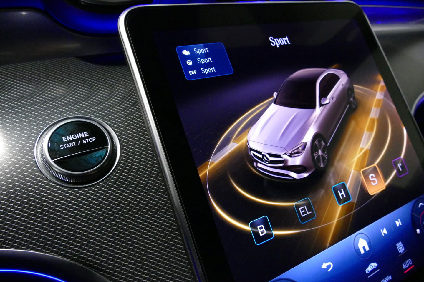 Mercedes-Benz C-Klasse 300 e AMG Line / C63 AMG Diffuser / Panamericana Grille / Panoramadak / Elektr. verstelbare voorstoelen + memory / Digital Laser Light / Ambienteverlichting Plus / Keyless / Apple Carplay - Android Auto / Stoelverwarming / HUD / Stuurwielverwarming / Acht