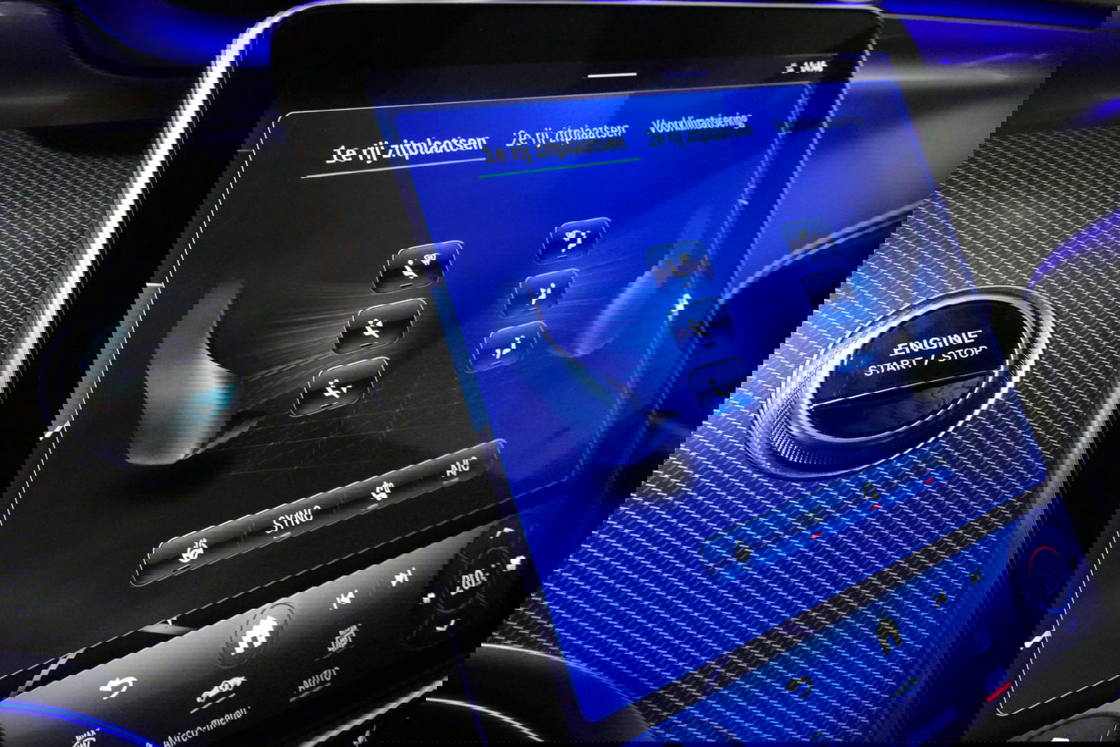 Mercedes-Benz C-Klasse 300 e AMG Line / C63 AMG Diffuser / Panamericana Grille / Panoramadak / Elektr. verstelbare voorstoelen + memory / Digital Laser Light / Ambienteverlichting Plus / Keyless / Apple Carplay - Android Auto / Stoelverwarming / HUD / Stuurwielverwarming / Acht