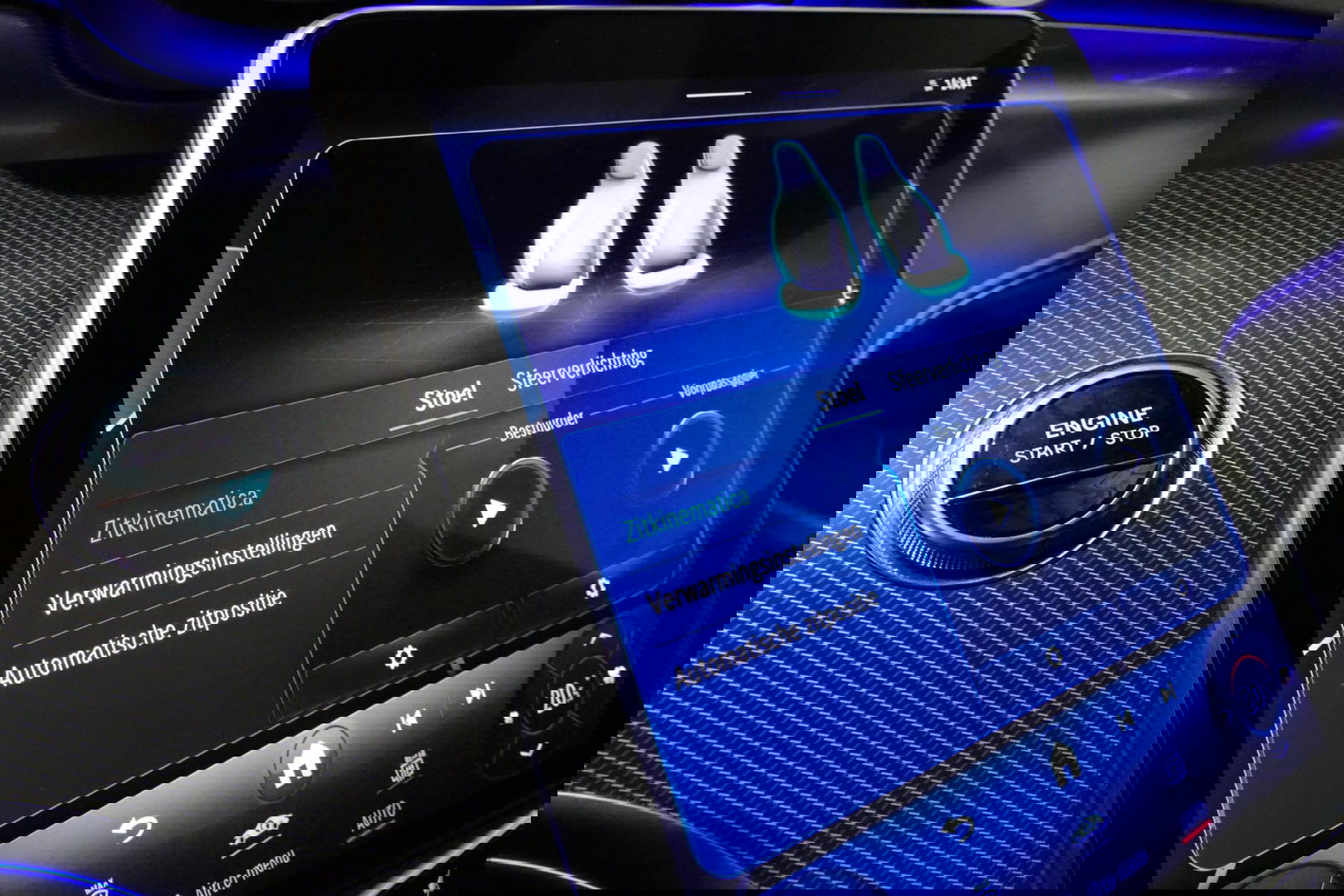 Mercedes-Benz C-Klasse 300 e AMG Line / C63 AMG Diffuser / Panamericana Grille / Panoramadak / Elektr. verstelbare voorstoelen + memory / Digital Laser Light / Ambienteverlichting Plus / Keyless / Apple Carplay - Android Auto / Stoelverwarming / HUD / Stuurwielverwarming / Acht