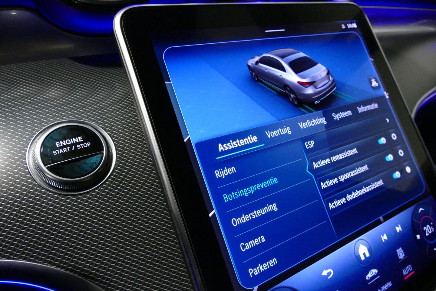 Mercedes-Benz C-Klasse 300 e AMG Line / C63 AMG Diffuser / Panamericana Grille / Panoramadak / Elektr. verstelbare voorstoelen + memory / Digital Laser Light / Ambienteverlichting Plus / Keyless / Apple Carplay - Android Auto / Stoelverwarming / HUD / Stuurwielverwarming / Acht