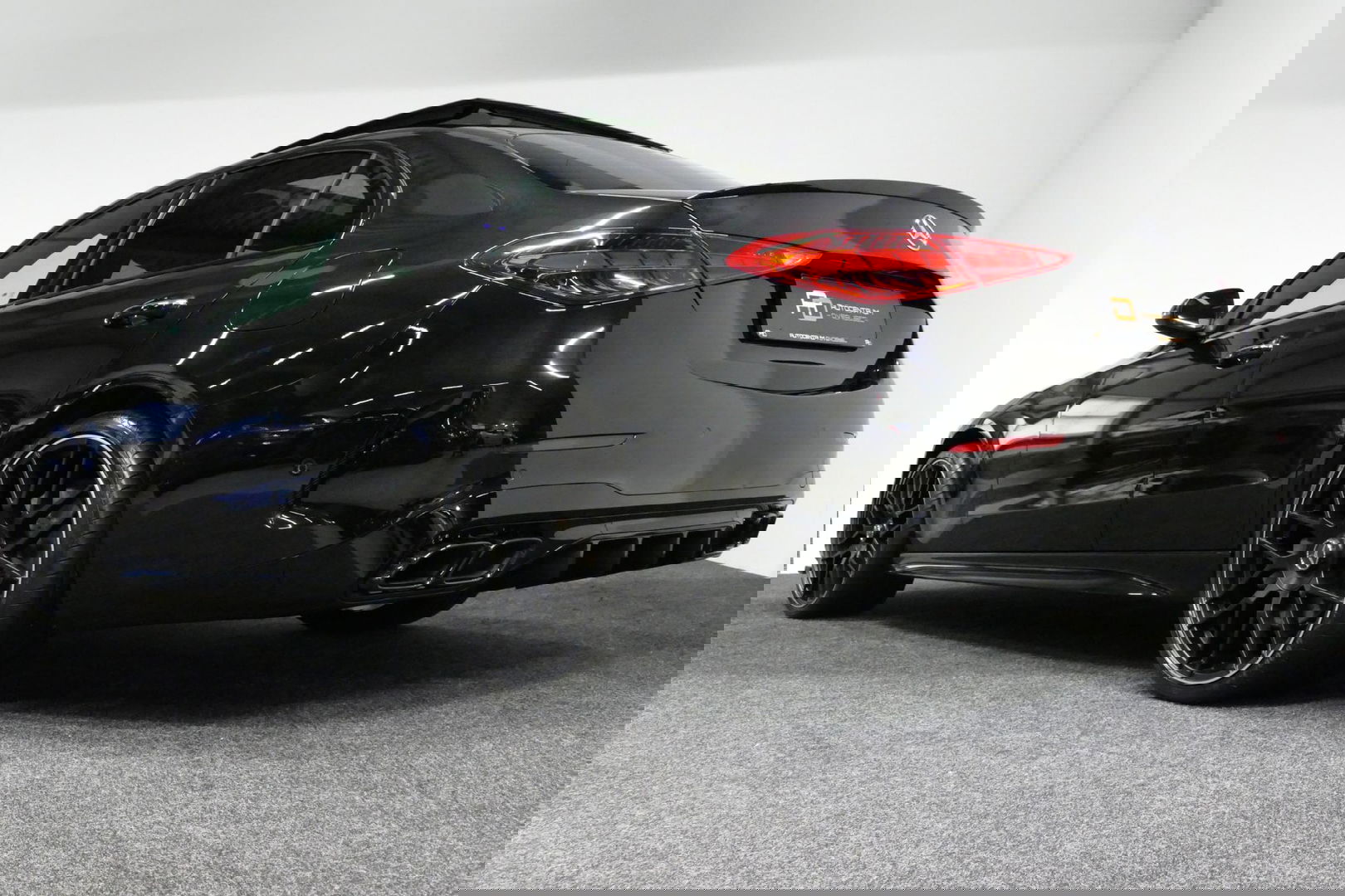 Mercedes-Benz C-Klasse 300 e AMG Line / C63 AMG Diffuser / Panamericana Grille / Panoramadak / Elektr. verstelbare voorstoelen + memory / Digital Laser Light / Ambienteverlichting Plus / Keyless / Apple Carplay - Android Auto / Stoelverwarming / HUD / Stuurwielverwarming / Acht