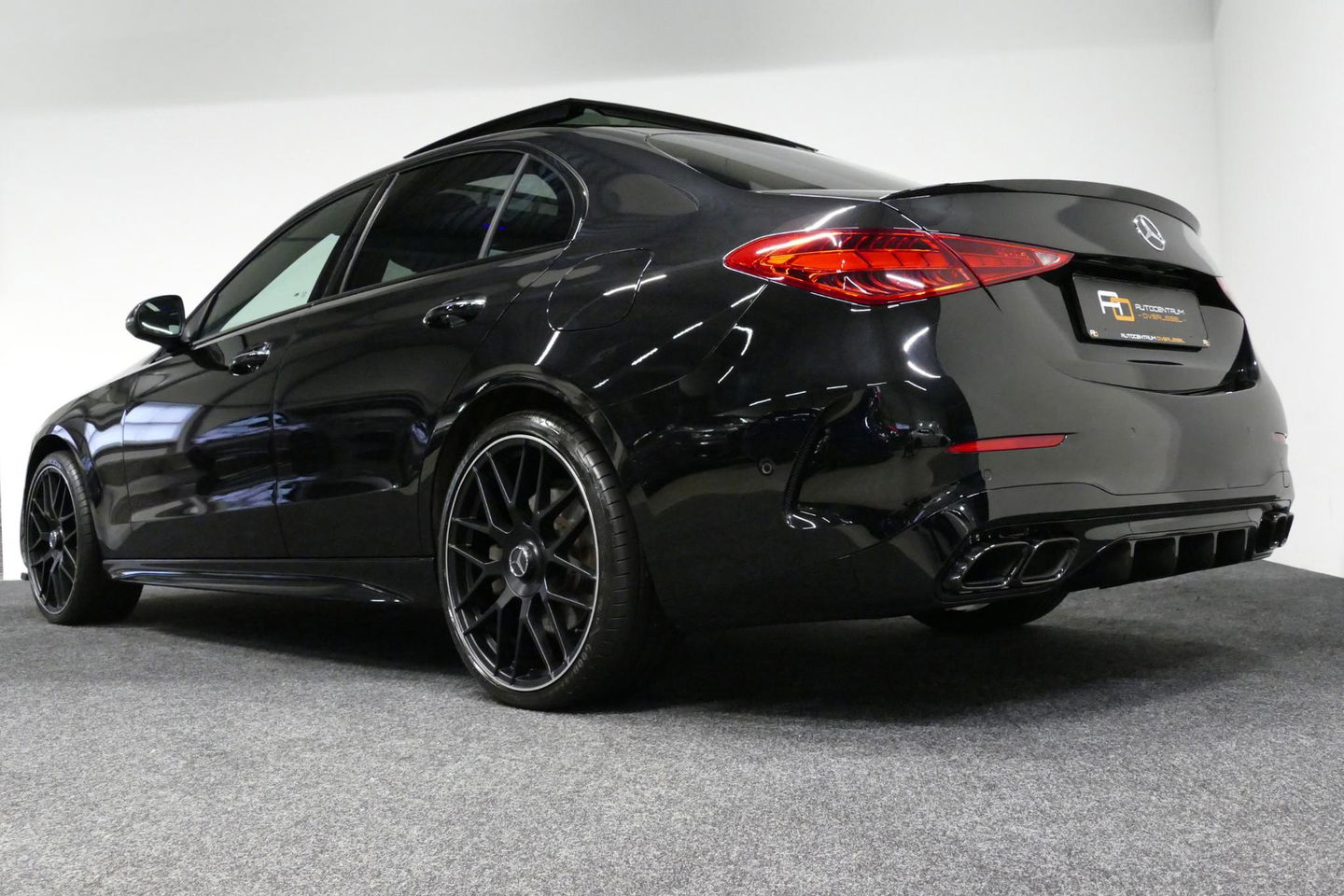 Mercedes-Benz C-Klasse 300 e AMG Line / C63 AMG Diffuser / Panamericana Grille / Panoramadak / Elektr. verstelbare voorstoelen + memory / Digital Laser Light / Ambienteverlichting Plus / Keyless / Apple Carplay - Android Auto / Stoelverwarming / HUD / Stuurwielverwarming / Acht