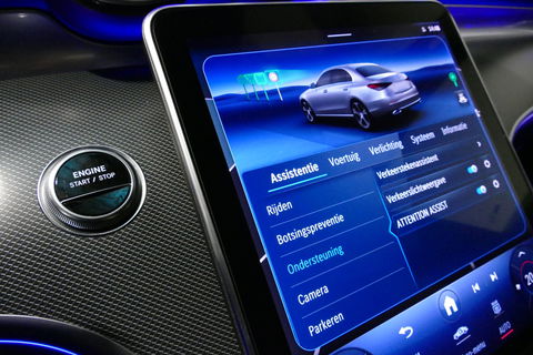 Mercedes-Benz C-Klasse 300 e AMG Line / C63 AMG Diffuser / Panamericana Grille / Panoramadak / Elektr. verstelbare voorstoelen + memory / Digital Laser Light / Ambienteverlichting Plus / Keyless / Apple Carplay - Android Auto / Stoelverwarming / HUD / Stuurwielverwarming / Acht