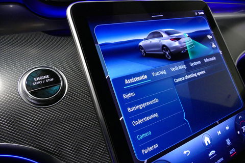 Mercedes-Benz C-Klasse 300 e AMG Line / C63 AMG Diffuser / Panamericana Grille / Panoramadak / Elektr. verstelbare voorstoelen + memory / Digital Laser Light / Ambienteverlichting Plus / Keyless / Apple Carplay - Android Auto / Stoelverwarming / HUD / Stuurwielverwarming / Acht