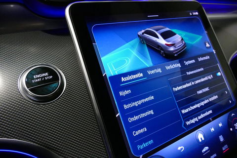 Mercedes-Benz C-Klasse 300 e AMG Line / C63 AMG Diffuser / Panamericana Grille / Panoramadak / Elektr. verstelbare voorstoelen + memory / Digital Laser Light / Ambienteverlichting Plus / Keyless / Apple Carplay - Android Auto / Stoelverwarming / HUD / Stuurwielverwarming / Acht