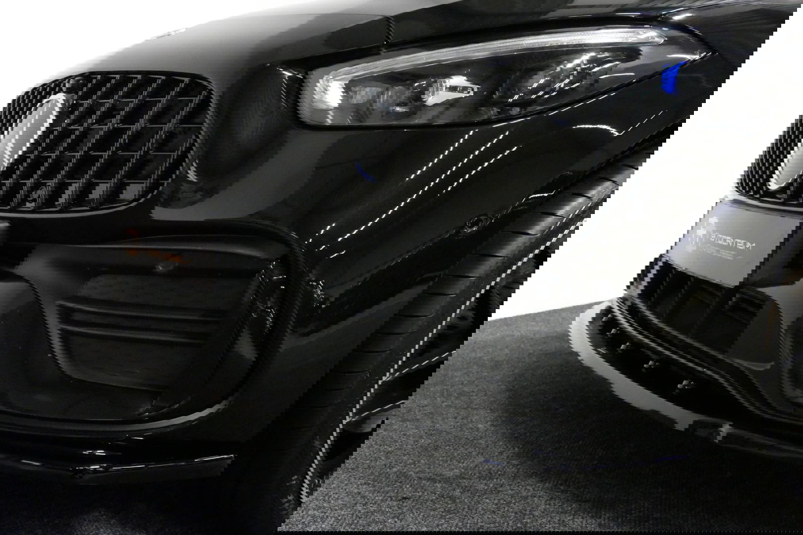 Mercedes-Benz C-Klasse 300 e AMG Line / C63 AMG Diffuser / Panamericana Grille / Panoramadak / Elektr. verstelbare voorstoelen + memory / Digital Laser Light / Ambienteverlichting Plus / Keyless / Apple Carplay - Android Auto / Stoelverwarming / HUD / Stuurwielverwarming / Acht