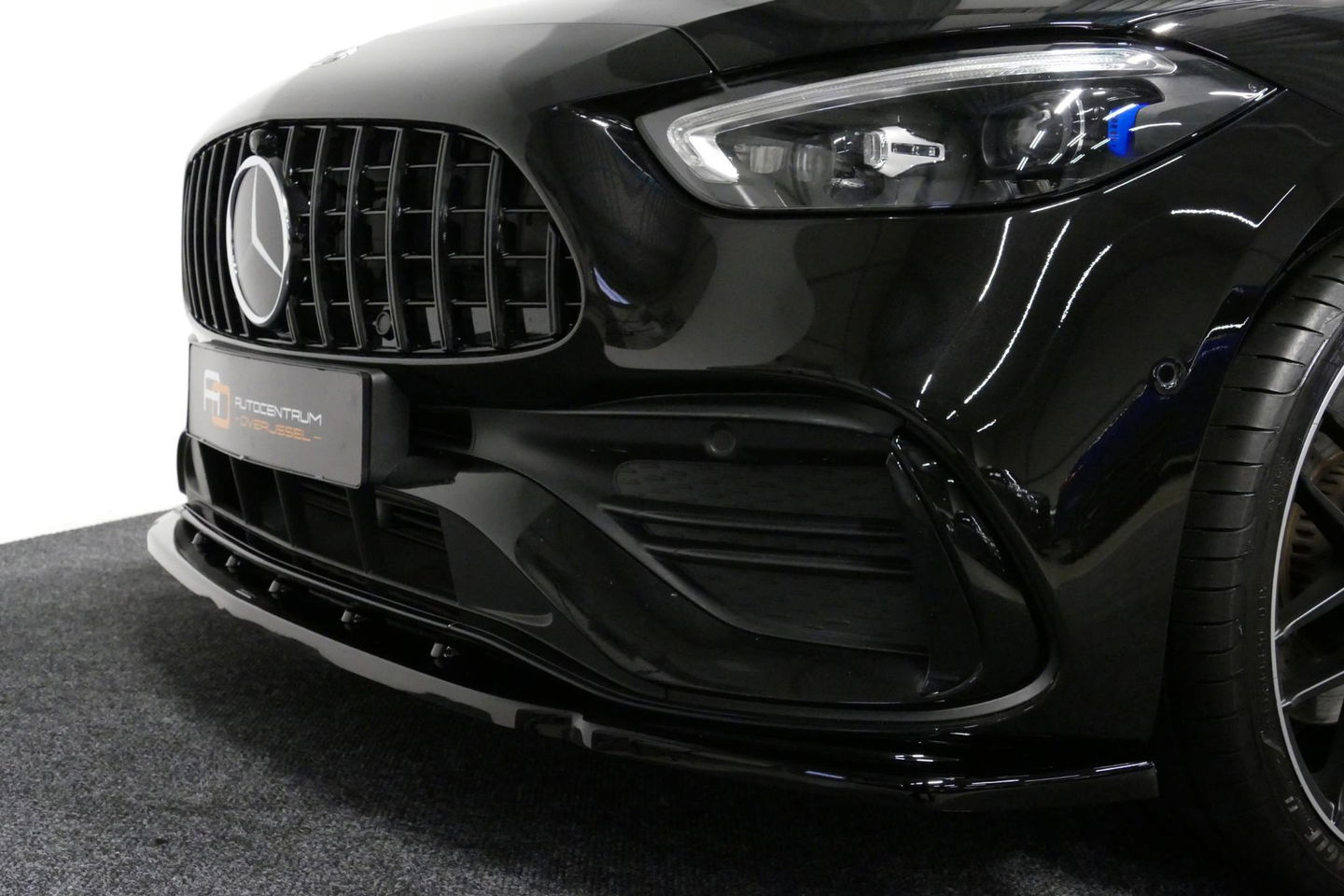 Mercedes-Benz C-Klasse 300 e AMG Line / C63 AMG Diffuser / Panamericana Grille / Panoramadak / Elektr. verstelbare voorstoelen + memory / Digital Laser Light / Ambienteverlichting Plus / Keyless / Apple Carplay - Android Auto / Stoelverwarming / HUD / Stuurwielverwarming / Acht