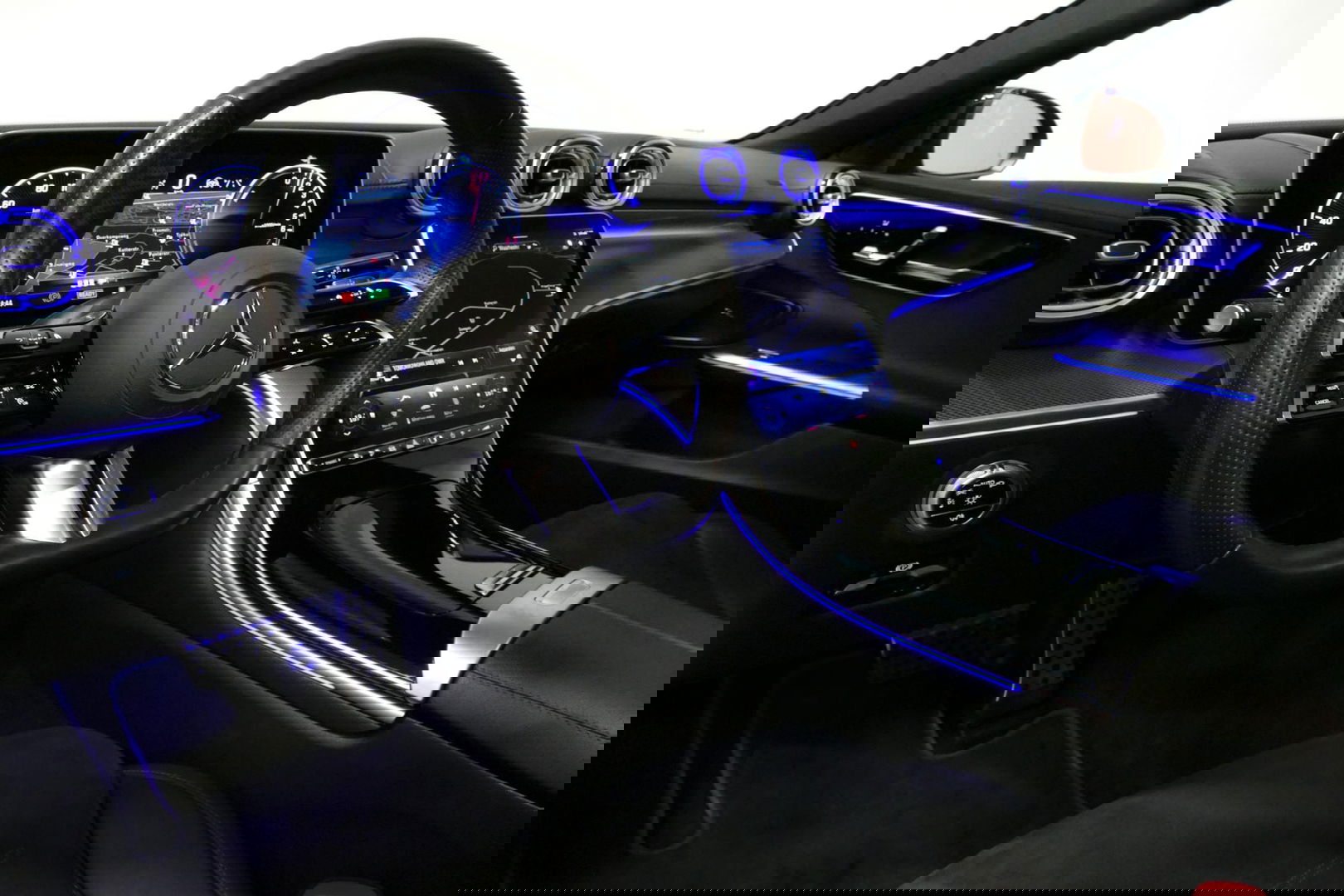 Mercedes-Benz C-Klasse 300 e AMG Line / C63 AMG Diffuser / Panamericana Grille / Panoramadak / Elektr. verstelbare voorstoelen + memory / Digital Laser Light / Ambienteverlichting Plus / Keyless / Apple Carplay - Android Auto / Stoelverwarming / HUD / Stuurwielverwarming / Acht