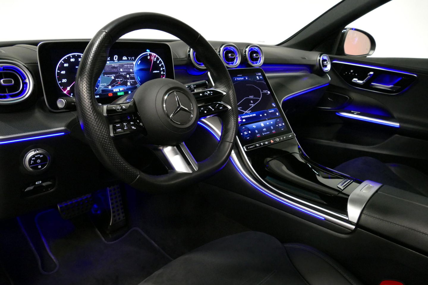 Mercedes-Benz C-Klasse 300 e AMG Line / C63 AMG Diffuser / Panamericana Grille / Panoramadak / Elektr. verstelbare voorstoelen + memory / Digital Laser Light / Ambienteverlichting Plus / Keyless / Apple Carplay - Android Auto / Stoelverwarming / HUD / Stuurwielverwarming / Acht