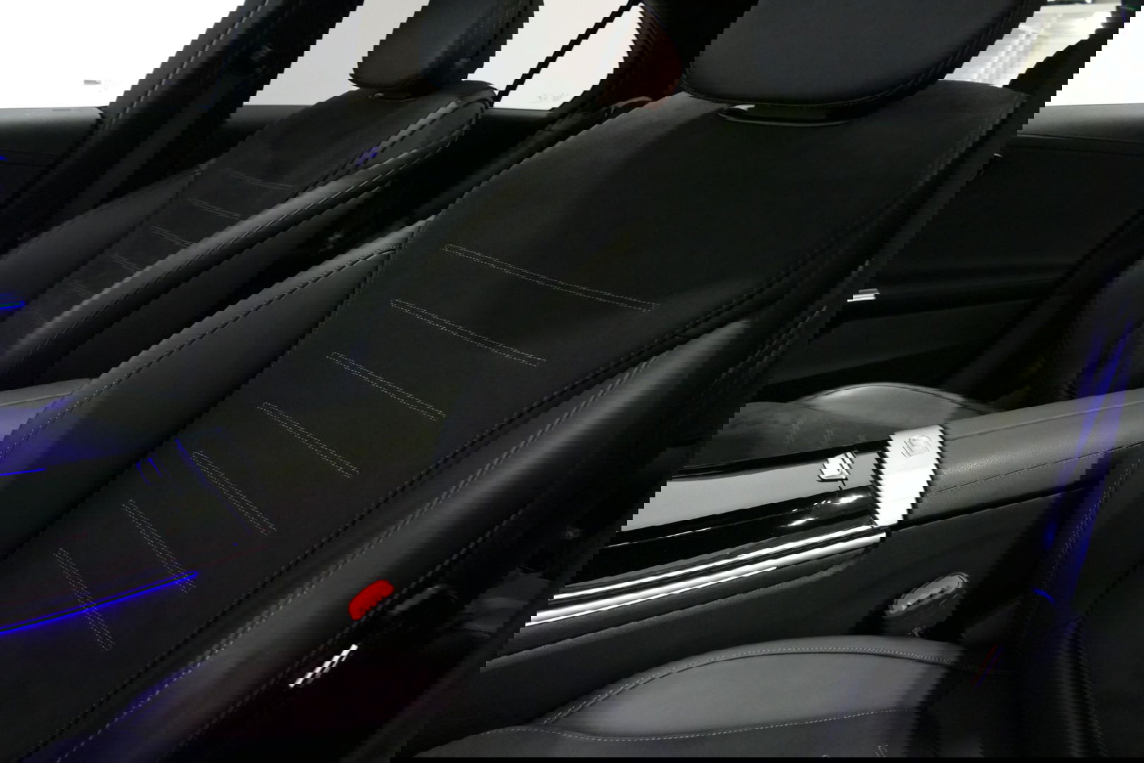 Mercedes-Benz C-Klasse 300 e AMG Line / C63 AMG Diffuser / Panamericana Grille / Panoramadak / Elektr. verstelbare voorstoelen + memory / Digital Laser Light / Ambienteverlichting Plus / Keyless / Apple Carplay - Android Auto / Stoelverwarming / HUD / Stuurwielverwarming / Acht