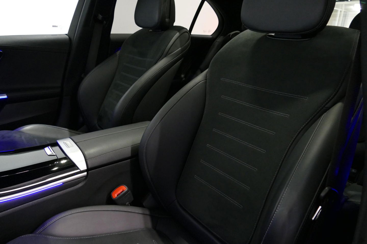 Mercedes-Benz C-Klasse 300 e AMG Line / C63 AMG Diffuser / Panamericana Grille / Panoramadak / Elektr. verstelbare voorstoelen + memory / Digital Laser Light / Ambienteverlichting Plus / Keyless / Apple Carplay - Android Auto / Stoelverwarming / HUD / Stuurwielverwarming / Acht