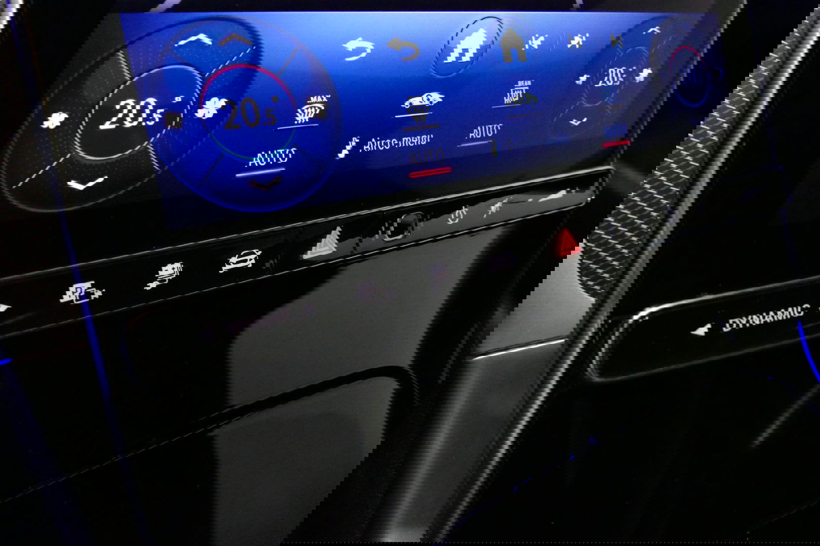 Mercedes-Benz C-Klasse 300 e AMG Line / C63 AMG Diffuser / Panamericana Grille / Panoramadak / Elektr. verstelbare voorstoelen + memory / Digital Laser Light / Ambienteverlichting Plus / Keyless / Apple Carplay - Android Auto / Stoelverwarming / HUD / Stuurwielverwarming / Acht