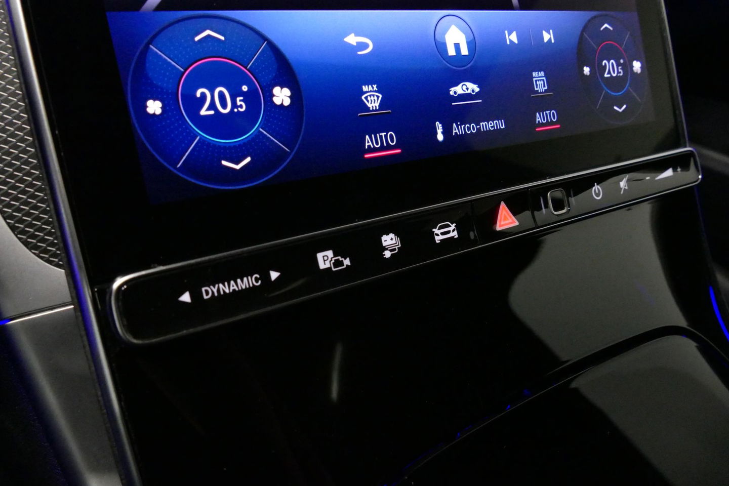 Mercedes-Benz C-Klasse 300 e AMG Line / C63 AMG Diffuser / Panamericana Grille / Panoramadak / Elektr. verstelbare voorstoelen + memory / Digital Laser Light / Ambienteverlichting Plus / Keyless / Apple Carplay - Android Auto / Stoelverwarming / HUD / Stuurwielverwarming / Acht