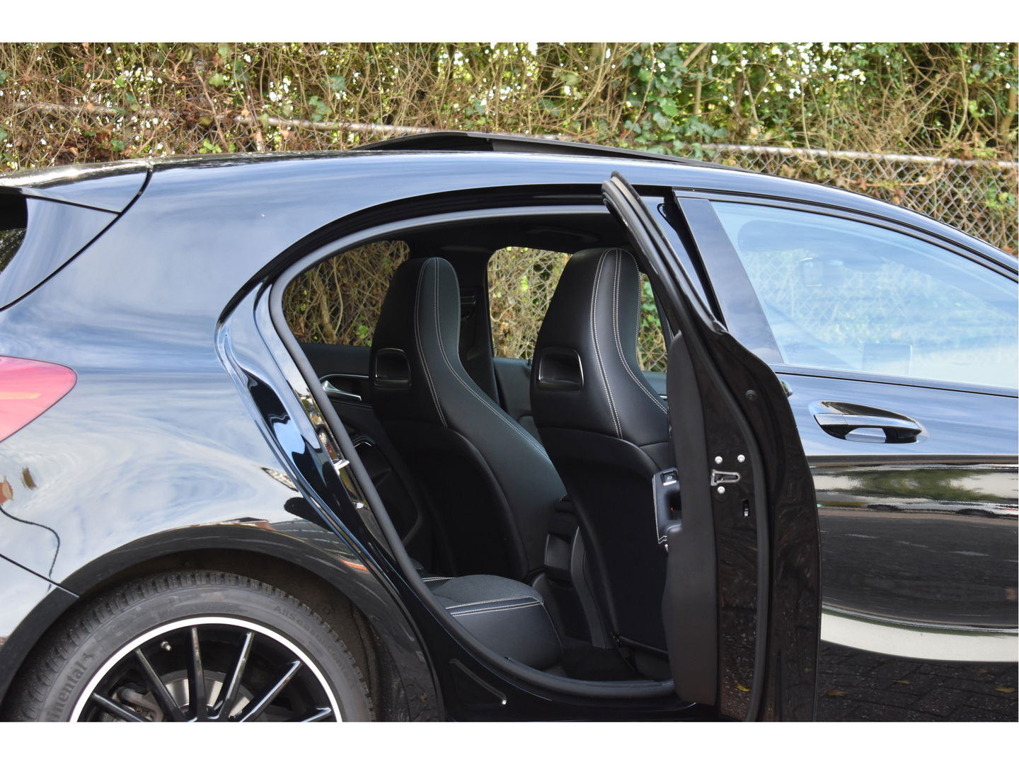 Mercedes-Benz A-Klasse 180 Sport Edition AMG | NL-auto | Pano.dak | Carplay | Camera | Sfeerverl | Navi | Cruise Control | 4Seasons | NAP