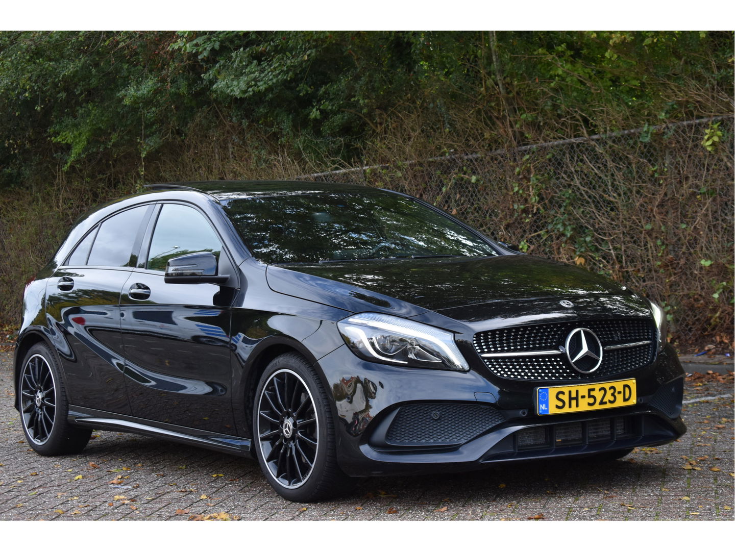 Mercedes-Benz A-Klasse 180 Sport Edition AMG | NL-auto | Pano.dak | Carplay | Camera | Sfeerverl | Navi | Cruise Control | 4Seasons | NAP