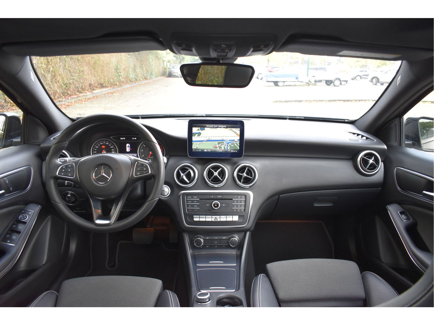 Mercedes-Benz A-Klasse 180 Sport Edition AMG | NL-auto | Pano.dak | Carplay | Camera | Sfeerverl | Navi | Cruise Control | 4Seasons | NAP