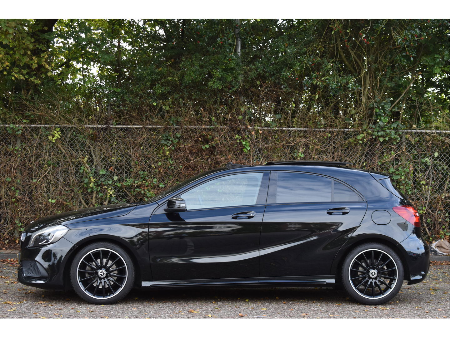 Mercedes-Benz A-Klasse 180 Sport Edition AMG | NL-auto | Pano.dak | Carplay | Camera | Sfeerverl | Navi | Cruise Control | 4Seasons | NAP