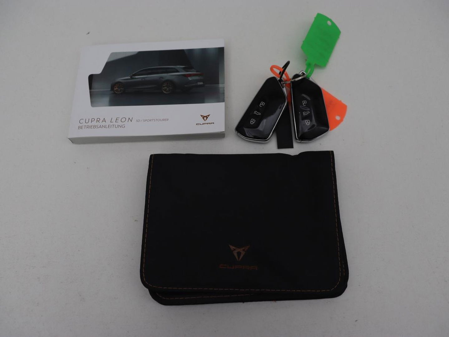 CUPRA Leon 1.4 eHybrid | Stoelverwarming | Carplay | Camera | Navigatie | Sfeerverlichting | Stuurverwarming | Keyless | Adaptive cruise | Sportstoelen | Climate control | Park Assist | PHEV | Plug In