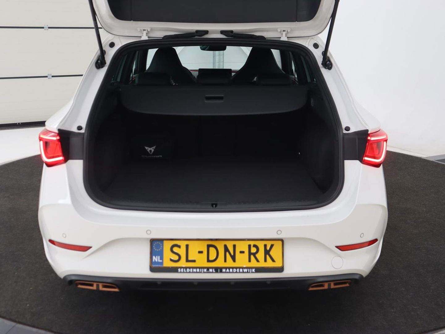CUPRA Leon 1.4 eHybrid | Stoelverwarming | Carplay | Camera | Navigatie | Sfeerverlichting | Stuurverwarming | Keyless | Adaptive cruise | Sportstoelen | Climate control | Park Assist | PHEV | Plug In
