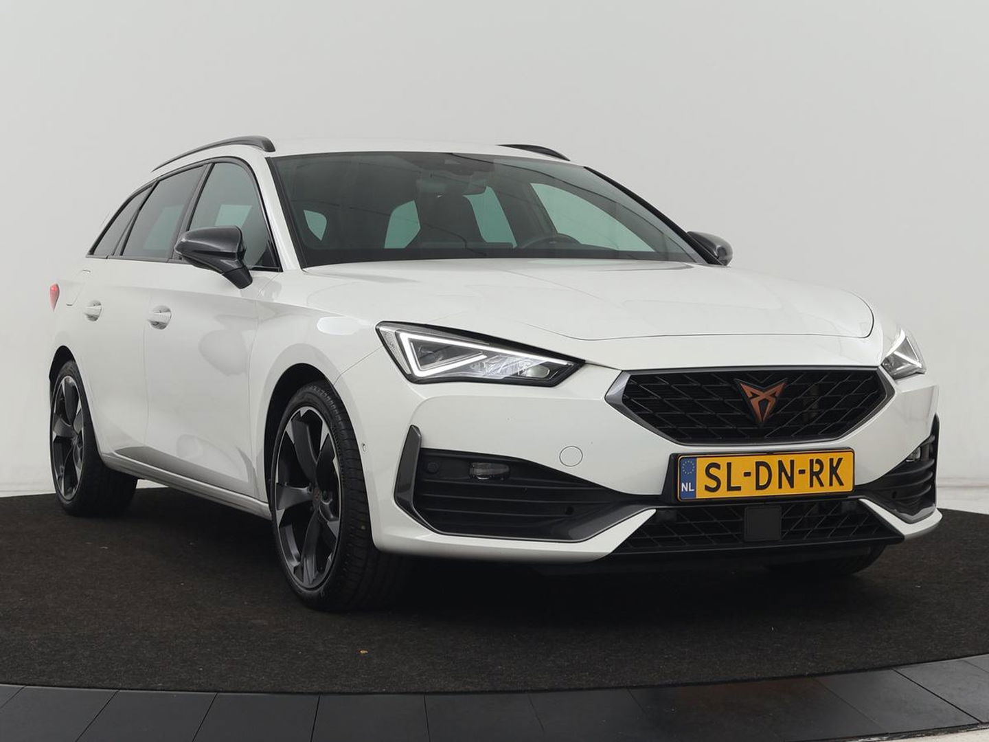 CUPRA Leon 1.4 eHybrid | Stoelverwarming | Carplay | Camera | Navigatie | Sfeerverlichting | Stuurverwarming | Keyless | Adaptive cruise | Sportstoelen | Climate control | Park Assist | PHEV | Plug In