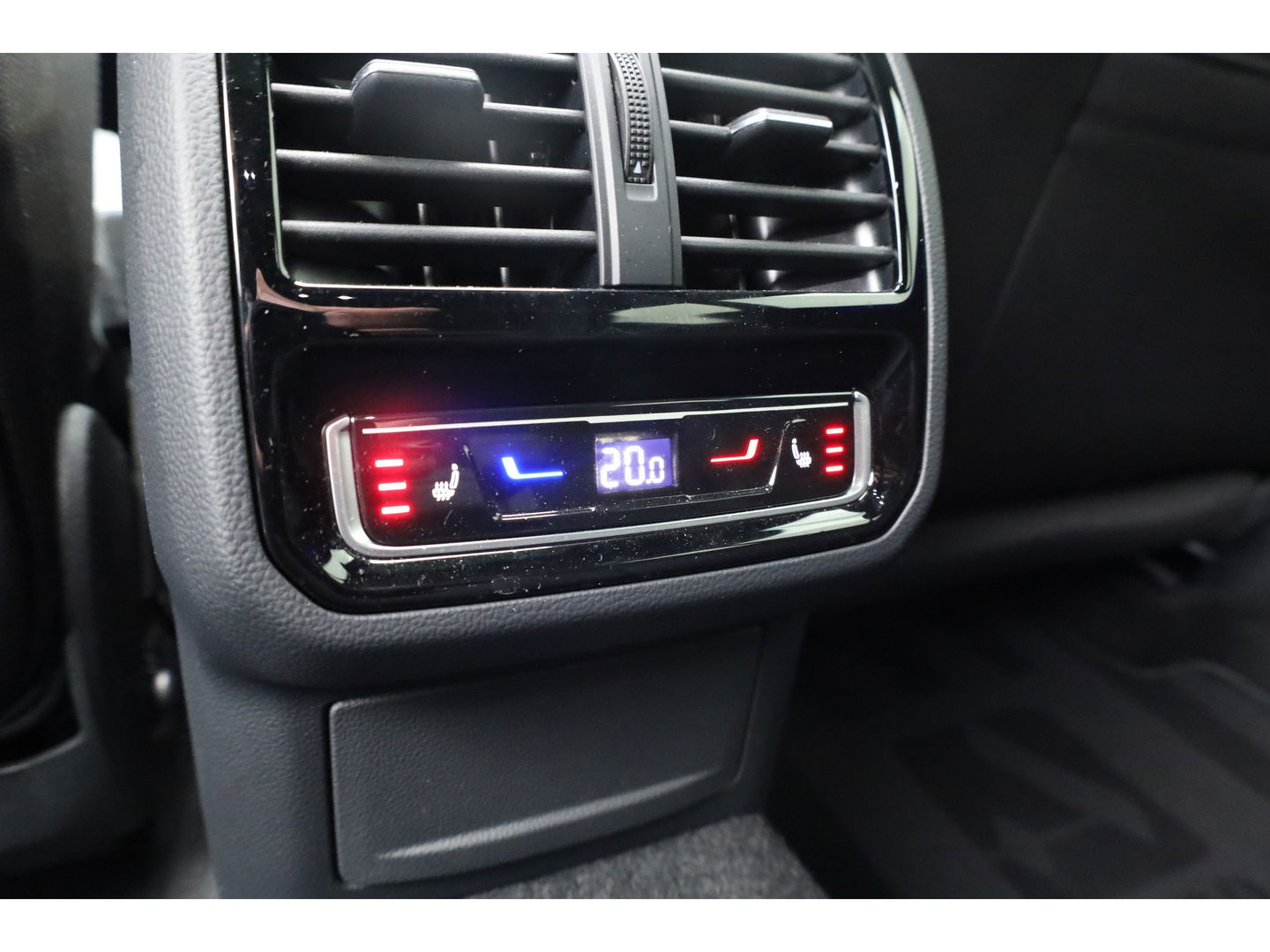 Volkswagen Arteon Shooting Brake 1.4 TSI eHybrid R-Line Business+ | Pano | HUD | 360cam | Massage | Elek. Trekhaak | Stoel- Stuurverw. | Adapt. Cruise