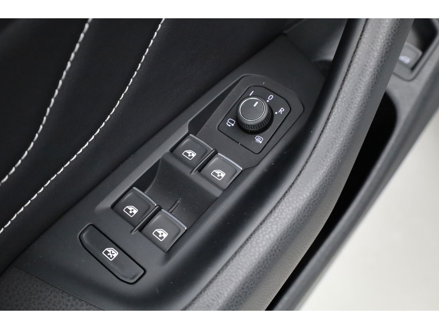 Volkswagen Arteon Shooting Brake 1.4 TSI eHybrid R-Line Business+ | Pano | HUD | 360cam | Massage | Elek. Trekhaak | Stoel- Stuurverw. | Adapt. Cruise