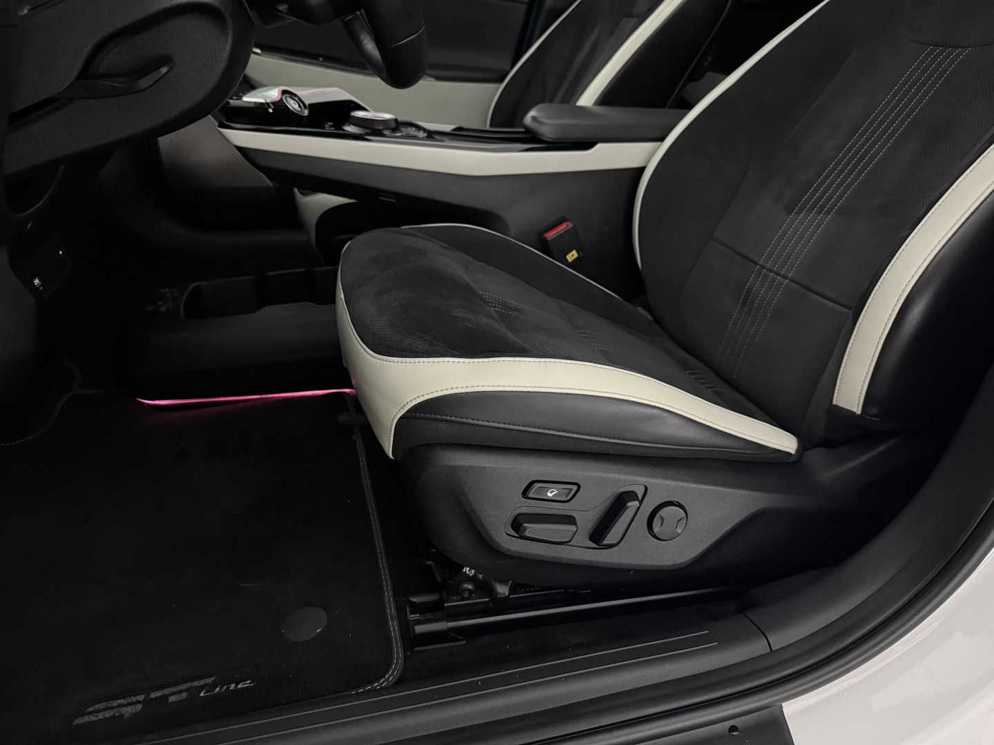 Kia Ev6 GT-Line 77 kWh Snelladen | SOH 96% | Meridian | Pano | Virtual | 360° | HUD | Stoel/Stuur verw. | Memory | Sfeer | Trekh. | Carplay