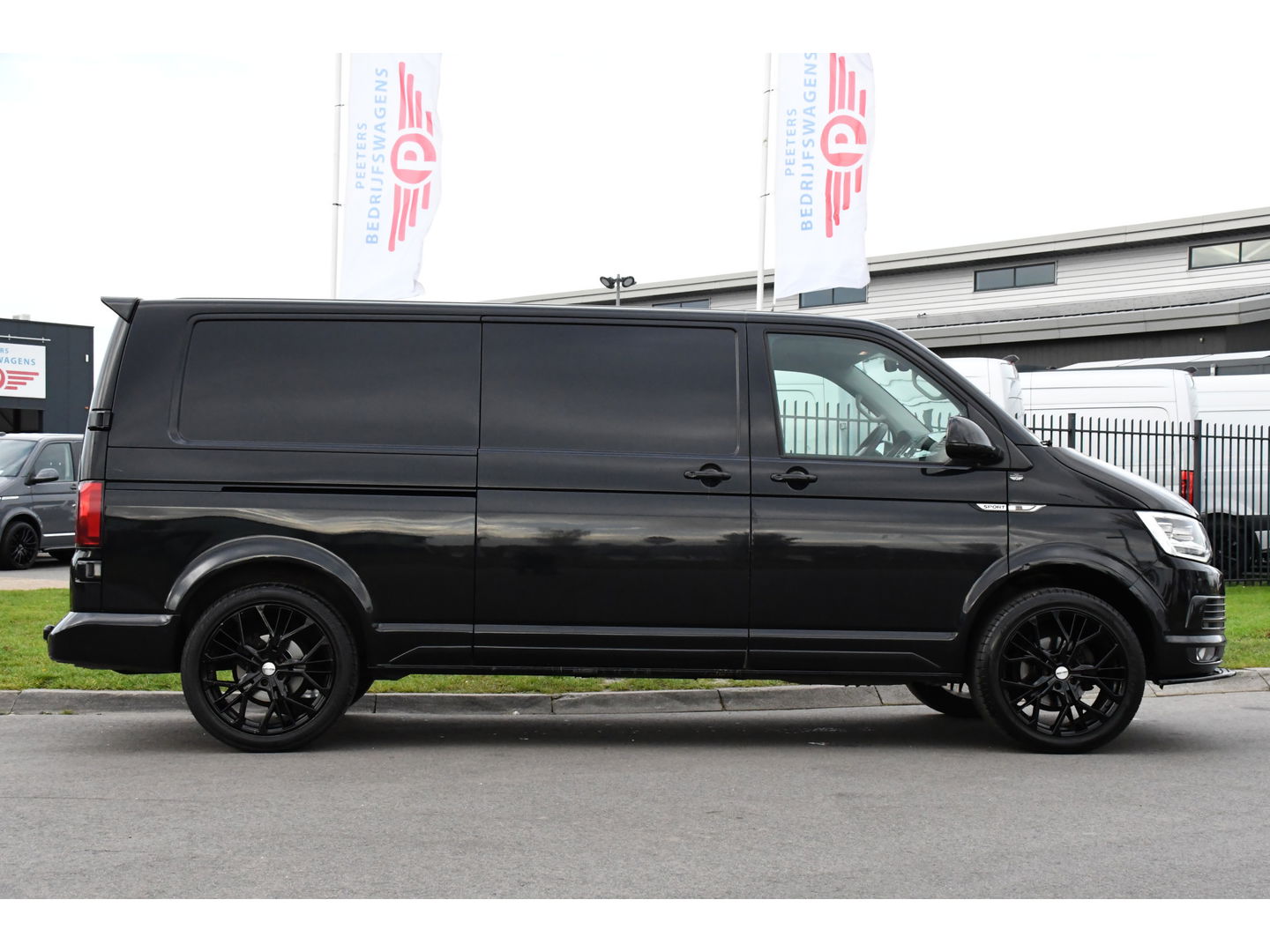 Volkswagen Transporter 2.0 TDI L2H1 Black Edition Highline Adaptieve Cruise, Camera, Carplay, Leder, Trekhaak, Sensoren, 150pk, Automaat, Uniek!
