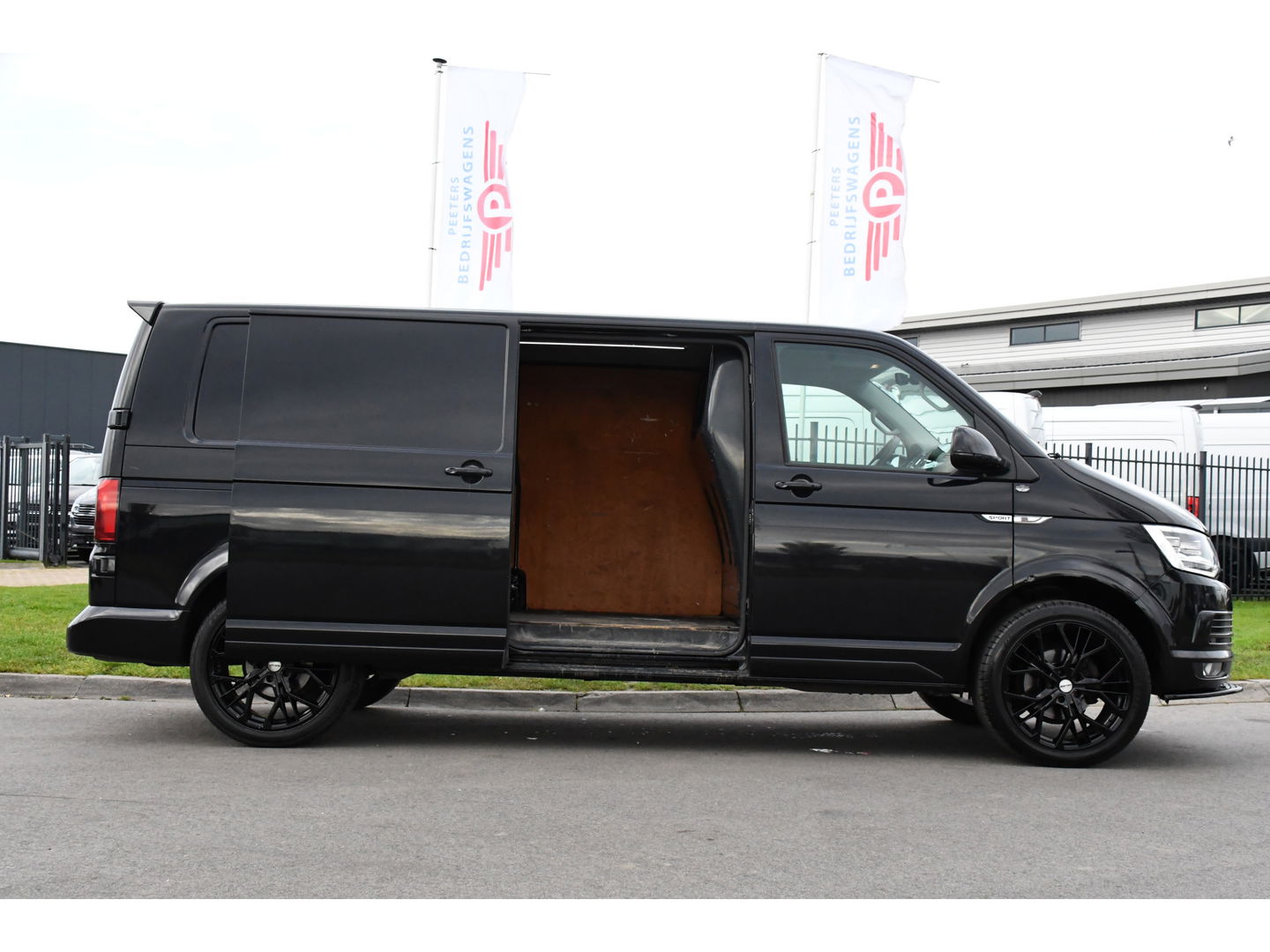 Volkswagen Transporter 2.0 TDI L2H1 Black Edition Highline Adaptieve Cruise, Camera, Carplay, Leder, Trekhaak, Sensoren, 150pk, Automaat, Uniek!